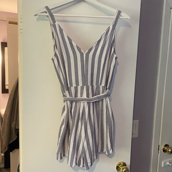 Cute front tie dynamite romper - Picture 2 of 5